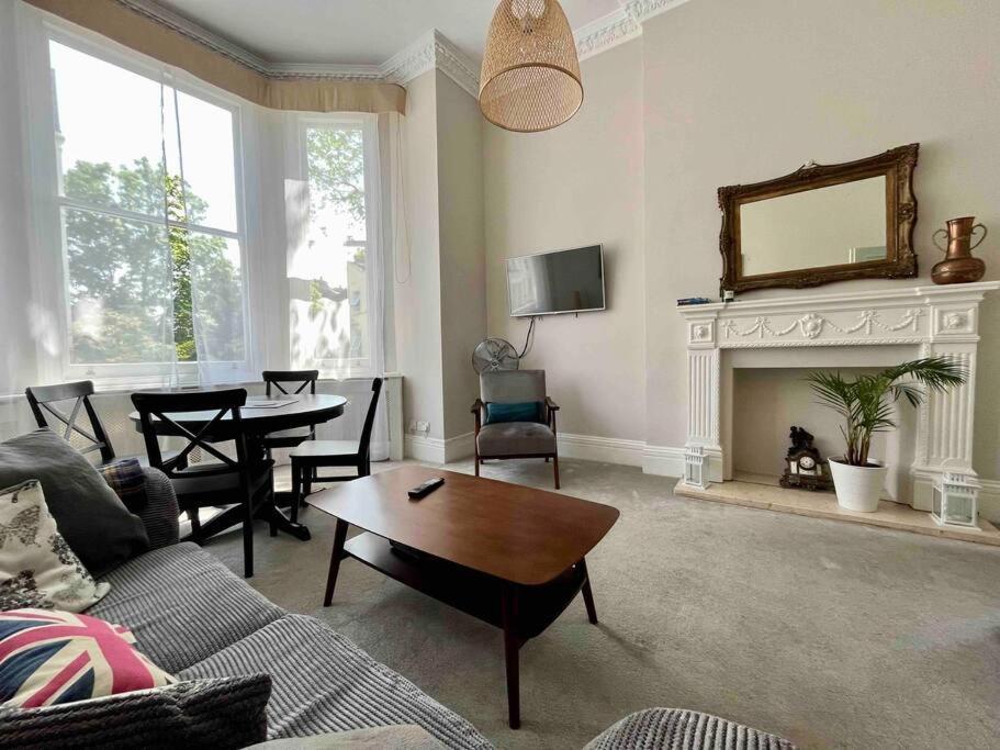 Wonderful Apartment In Earl'S Court Londra Exterior foto